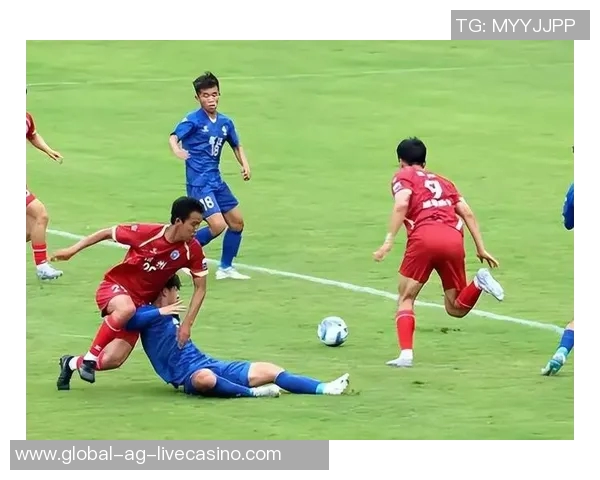 足球冲突背后的真相与影响探讨球场上的对抗与社会问题的交织 足球冲突背后的真相与影响探讨球场上的对抗与社会问题的交织