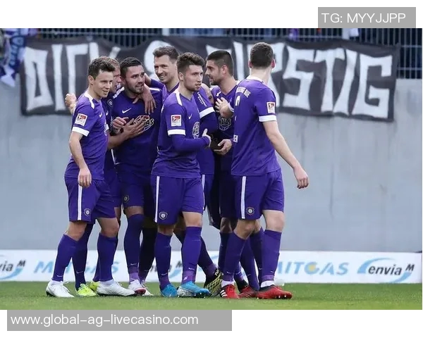 蓝色球衣的足球队在赛场上展现团结与拼搏精神的精彩瞬间