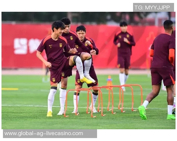 踢足球需要多少人参与才能形成一场完整的比赛和团队合作